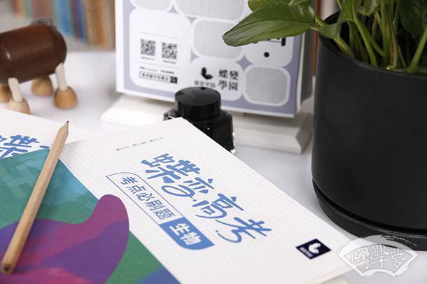 《野望》是隋末唐初诗人王绩的作品。此诗描写了隐居之地的清幽秋景，在闲逸的情调中，带着几分彷徨，孤独和苦闷，是王绩的代表作，也是现存唐诗中最早的一首格律完整的五言律诗。首联借“徙倚”的动作和“欲何依”的心理描写来抒情